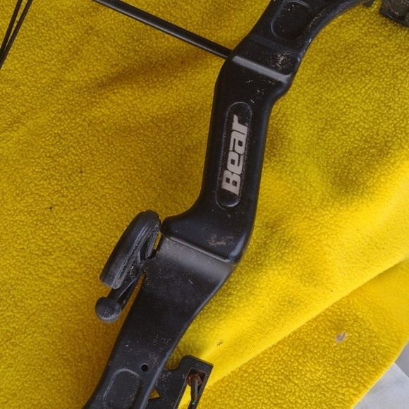 Bear Brave Black Compound Bow - Picture 3 of 4